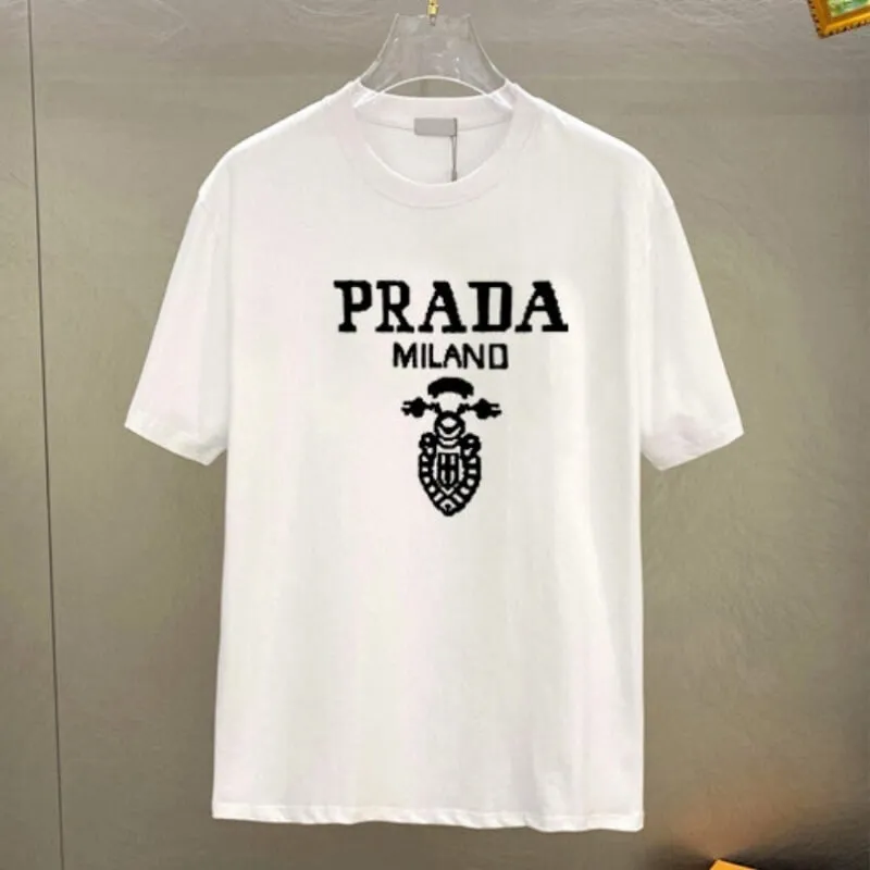 Classic Emblem Graphic Tee for Effortless Street Style
