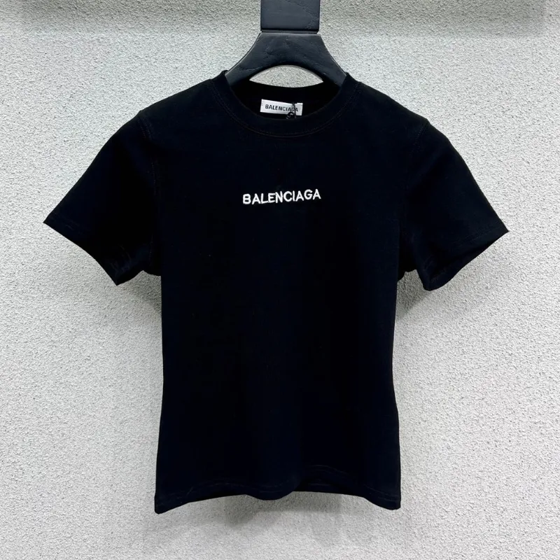 Minimal Logo Fitted Crew Neck T-Shirt Women’s Modern Slim Fit Top
