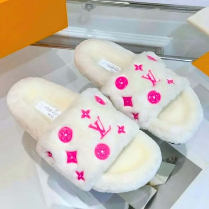 Trendy Slide Fur Slippers – Cozy Chic Designer Style