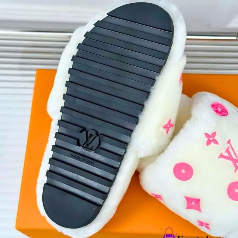 Trendy Slide Fur Slippers – Cozy Chic Designer Style
